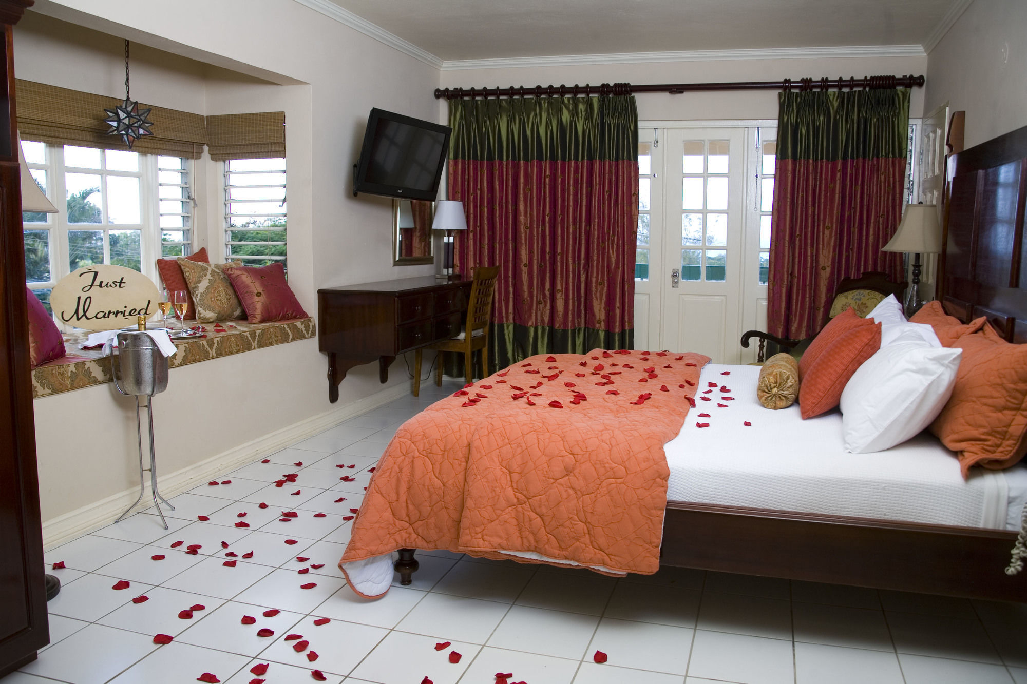 Cardiff Hotel And Spa Runaway Bay Exterior foto